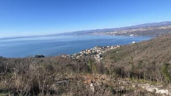 Terrain constructible de 1017 m2 avec vue panoramique sur la mer sur Opatija à Kolavici 