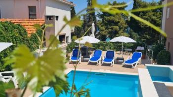 Appartement avec piscine sur le très populaire Ciovo 