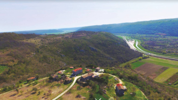 Einzigartiges Anwesen in Grožnjan auf 114.440 m2 Grundstück 