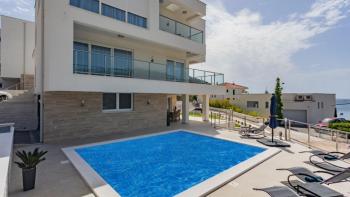 Villa de luxe avec piscine à 40 m de la mer dans le quartier de Razanj près de Rogoznica, avec bouée proposée à la vente ! 