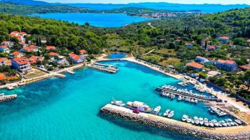 Terrain avantageux sur l'île de Pasman à 350m de la mer 