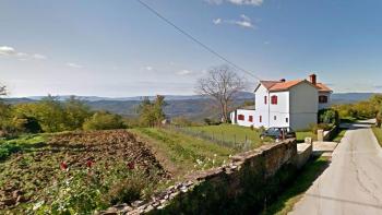 Samostatně stojící dům v oblasti Motovun s panoramatickým výhledem 