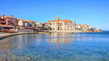 Geräumiges Apartment im Stadtzentrum von Umag, 50 Meter vom Meer entfernt 