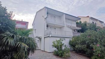 Дом с 3 апартаментами в 150 метрах от моря в Драмале 