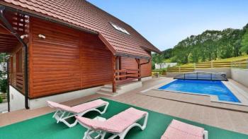 Vila s bazénem, saunou a zahradou na atraktivním místě v Begovo Razdolje 