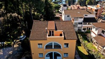 Apartmanház, 200 m-re a tengertől, gyönyörű Rovinjban 