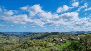 Fantastisches Anwesen in Buzet mit 4 Wohngebäuden und einem Geschäfts-Wohngebäude, freier Blick auf die Natur und den See 