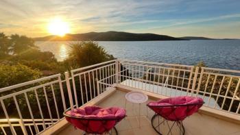 Luxusní nový byt v 1. linii k moři v oblasti Trogiru 