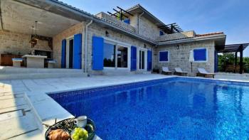 Stone villa with a swimming pool and a spacious garden in Kanfanar, Rovinj region 