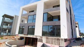 Apartman Rovinjban, egy új, modern rezidenciában, 200 méterre a tengertől 