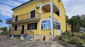 Maison avec 4 appartements et jardin paysager à Malinska, île de Krk 