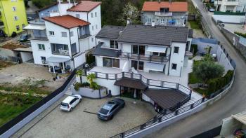 Modern real estate in Opatija (Opric) in an oasis of peace with five residential units and a garden near the sea 