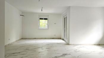 Byt se 2 ložnicemi + koupelna v 1. patře novostavby v Soline, Krk 
