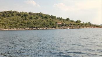 Větší část zeleného ostrova v krásném souostroví Kornati 