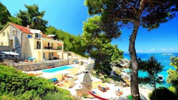 Nádherná vila na ostrově Korčula, 1. řada k moři, s kotvištěm pro loď a bazénem! 