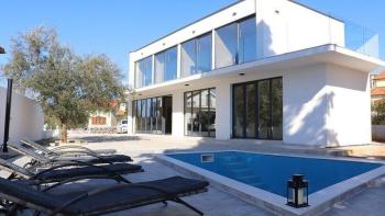 Villa moderne de nouvelle construction à Poljica, Krk, avec piscine et vue sur la mer 
