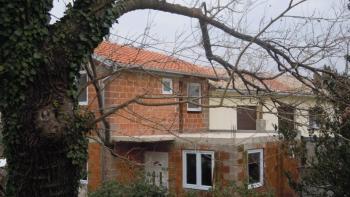 Dom w Jadranovo, Crikvenica, na sprzedaż w stanie roh-bau. Tylko 500m od morza! 