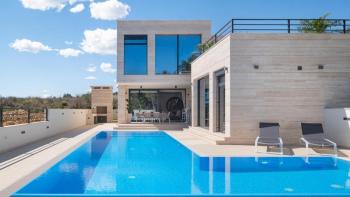 Une des quatre nouvelles villas modernes dans le quartier de Razanac près de Zadar 