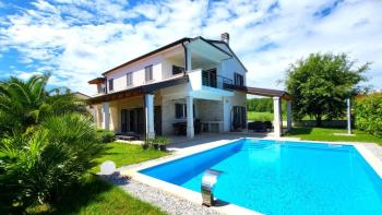 Vzácná vila s bazénem jen 2 km od moře v Novigradu na Istrii 