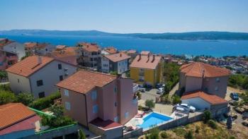 Belle villa avec 3 appartements et une piscine à Crikvenica 
