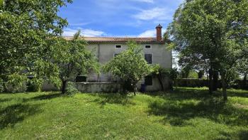 Great investment property in Svetveincenat - stone house with a spacious garden 