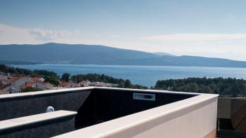 Kétszintes luxus penthouse tetőterasszal és medencével 