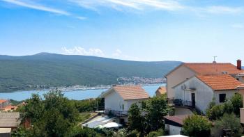 Rabatt! Wohnung mit schöner Aussicht, drei Terrassen, Parkplatz auf der Insel Krk 