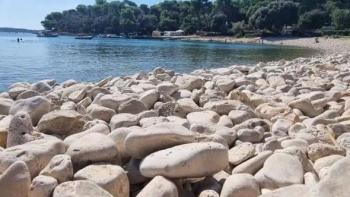 Urbanized land plot in Stoja, Pula, mere 100 meters from the sea 