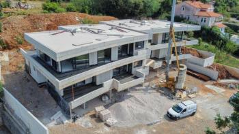 Schönes neues Gebäude in der Nähe des Strandes und der Stadt Lovran 