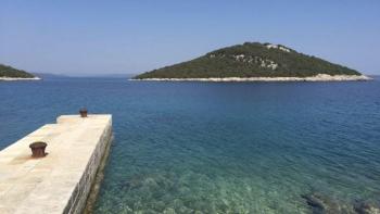 Haus mit drei Wohnungen in einem ruhigen Teil der Insel Mali Losinj, 500 m vom Meer entfernt, zu verkaufen 