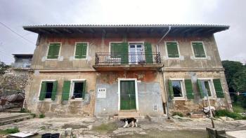 Detached old Italian villa from 1912 with a sea view and 2,383 m2 garden in Rijeka, for sale 
