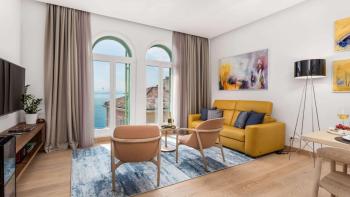 Ganze Etage einer historischen Villa im Zentrum von Opatija mit wunderschönem Meerblick, 80 m vom Meer entfernt, zu verkaufen 