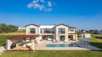 Magnificent villa in Poreč on a grand terrain, for sale 