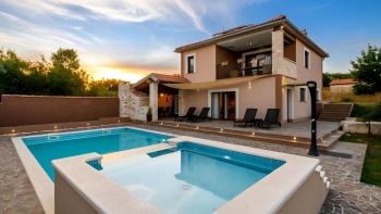 House with swimming pool and spacious garden in Pula, for sale 
