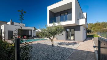 Vila moderní architektury s bazénem v Poreči na prodej 