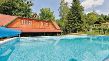 Luxusní nemovitost se dvěma domy a bazénem v Zagorje, 35 minut od Záhřebu, na prodej 