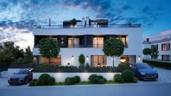 Félkész új villa kerttel, 2500 méterre a tengertől, Poreč környékén eladó 