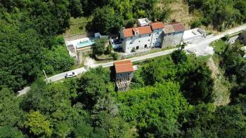 Un conte de fées en pierre dans la région de Motovun, sur 2891 m² de terrain, à vendre 