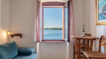 Appartement incroyable en première ligne à Rovinj avec plage presque privée, à vendre 