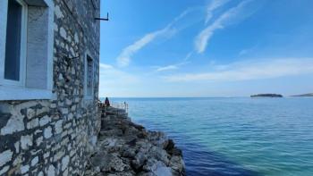 Einzigartige Wohnung mit 2 Schlafzimmern in Rovinj in erster Reihe zum Meer mit Zugang zum Meer, zu verkaufen 