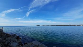 Première ligne sur la mer à Rovinj - grand appartement de 2 chambres, à vendre 