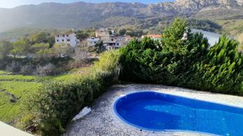 Appartement spacieux avec 2 chambres à 800 m de la mer à Baska, île de Krk, à vendre 