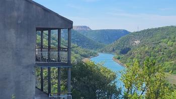 Ein geräumiges Haus mit Blick auf den Fluss Zrmanja in Obrovac: eine ideale Investitionsmöglichkeit 