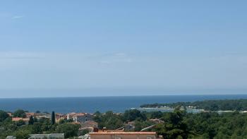 Penthouse mit Dachterrasse und atemberaubendem Meerblick in Poreč, zu verkaufen 