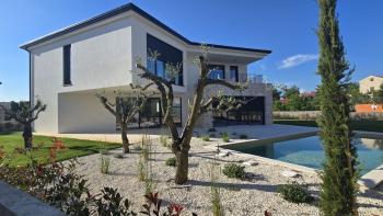 Modern, kellemes dizájnnal rendelkező villa Porec környékén, eladó 