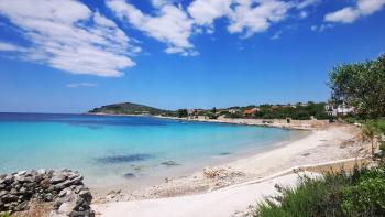 House on Drvenik island in a shell condition, 150m from the sea, for sale 
