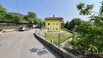 Maison individuelle avec un beau jardin et vue sur la mer à Rukavac, à vendre 