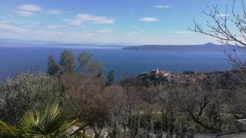 Terrain constructible de 4300m2 avec vue panoramique sur la mer pour villas à louer / appartements / villa familiale à Moscenicka Draga, à vendre 