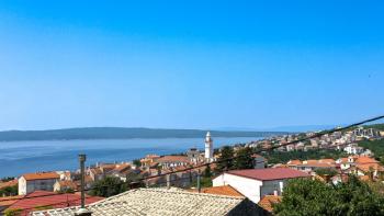 Maison avec 4 appartements près du centre de Novi Vinodolski, à vendre 