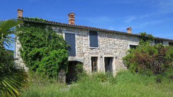 Kamenný dům na prostorném pozemku o rozloze 138 000 m² v oblasti Rovinj, na prodej 
